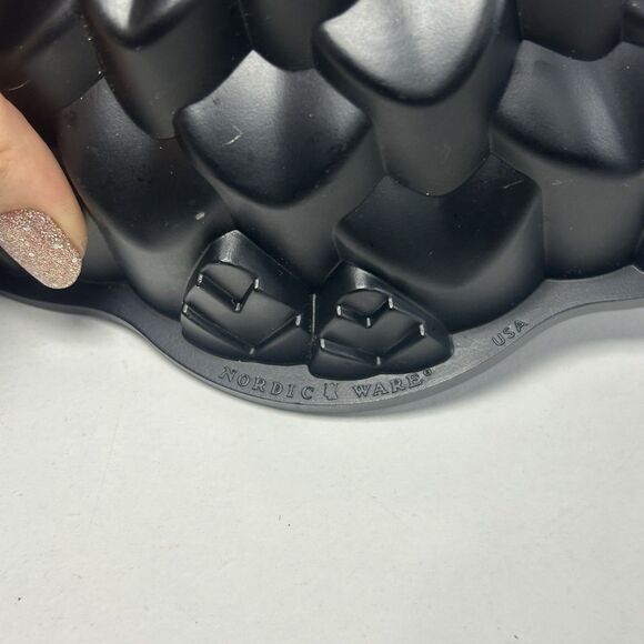 Nordic Ware Chrysanthemum Bundt Pan 10 Inch Heavy - Picture 2 of 6